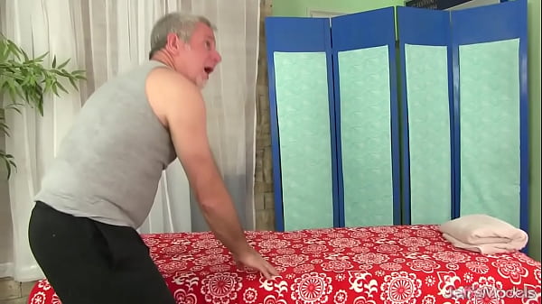 Nonton Well Endowed Blonde Miranda Kelly Receives A Good Pussy Rubdown thumbnail