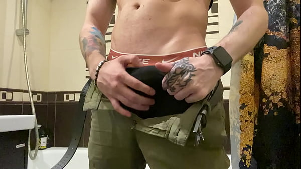 Молодой парень с большим членом дрочит в ванной 