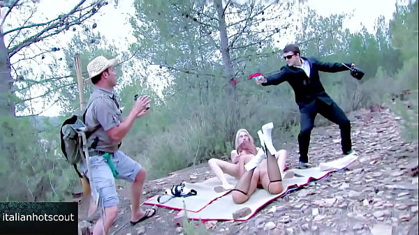 Foursome twobeautiful slutsare discovered_and fucked by two males