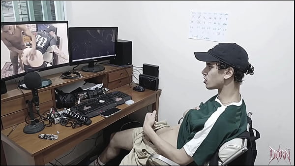 Play MP4 - Quem nunca bateu uma vendo v&iacute;deo e se imaginou fudendo o ator porn&ocirc;&quest; &lpar;COMPLETO NO RED&rpar;