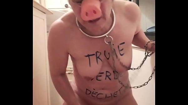 2025 06 12 esclave f autoseance &agrave; genoux sur un manche a balais et humiliations