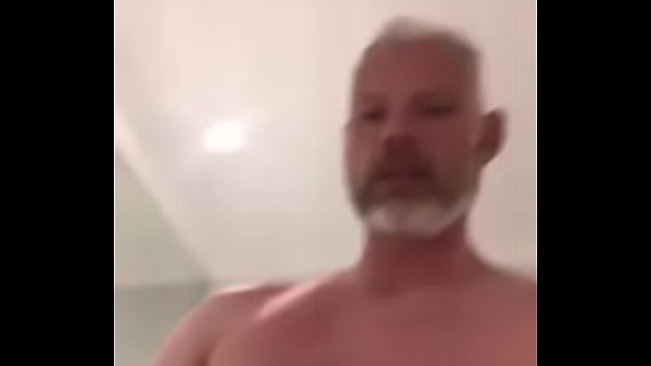 Iain Airley, batendo uma punheta no banheiro do hotel 