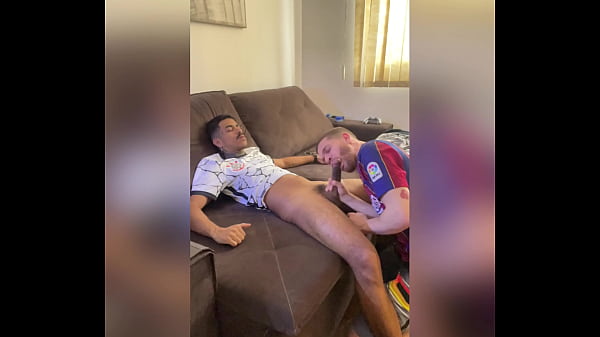 Play MP4 - negro dotado comendo o branquinho em varias posi&ccedil;&otilde;es com direito a dildo e mijada