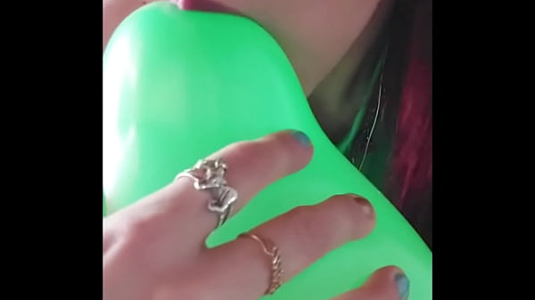 Shyyfxx Se Divierte Pinchando Globos Con El Cuerpo thumbnail