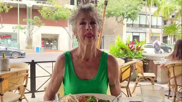 Nonton Lunch Today In Waikiki. Noisy Restaurant, Lots Of Road Noise From Kalakaua Avenue. Interesting Things Happening Below The ... thumbnail