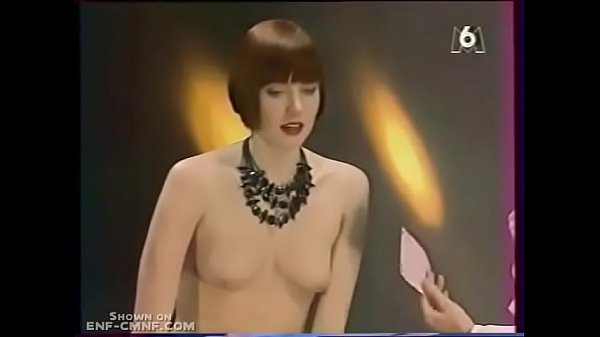 Linda pelirroja realiza striptease