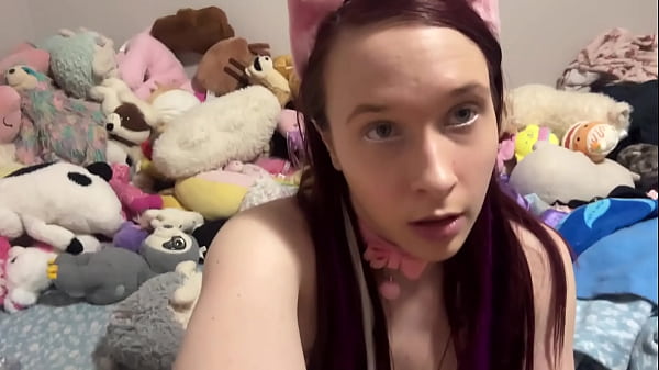 Teen posing and showing her ass