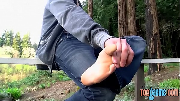 Homo shows his feet and tugs his dick 