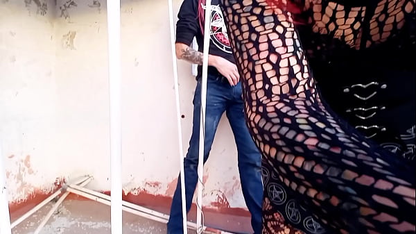 Play MP4 - Cogiendo en la azotea