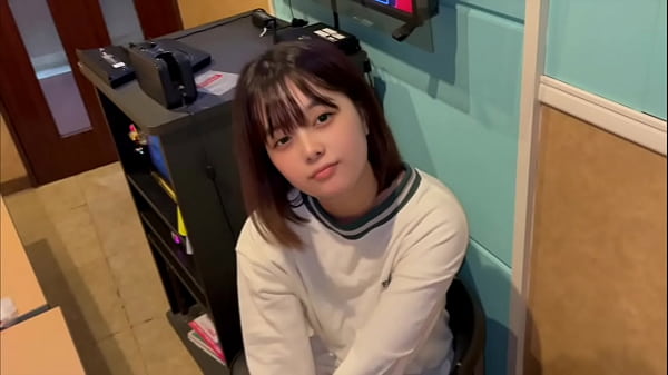 Play MP4 - フェラだけなら浮気じゃないよね&hellip;。彼氏がいるのに男友達とカラオケで浮気する女子&cir;生。おちんちんのイカ臭い匂い好き&hellip;