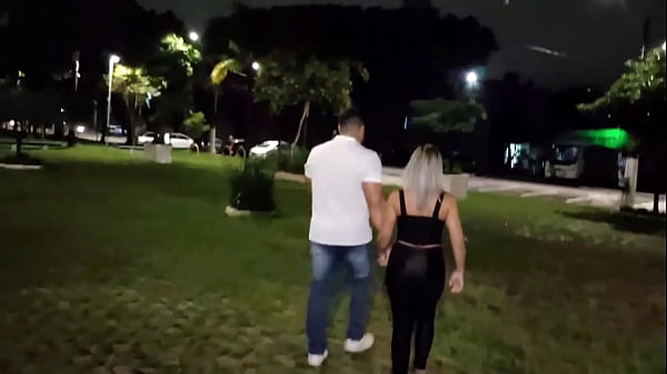 Flagra Na Pracinha Do Bairro A Loira Fazendo Boquete thumbnail