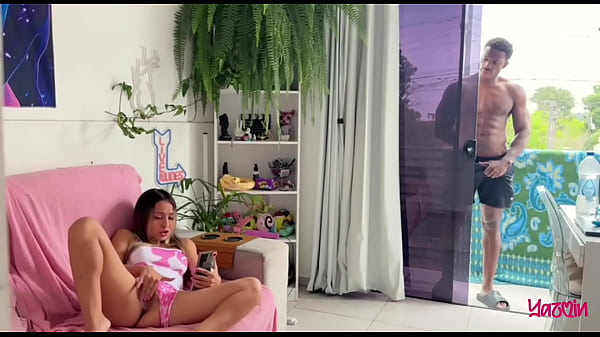 MEU PADRASTO ME PEGOU BATENDO UMA E ME FEZ GOZAR AT&Eacute; ELE JORRAR LEITE NA MINHA BUCETINHA (Completo no Sheer e Red) 