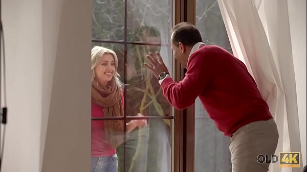 OLD4K. Stranger in a big house knows how to warm you up 
