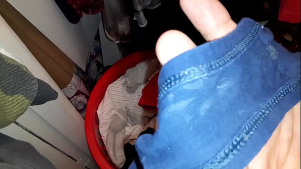 Play MP4 - Sniffing Wet Panties