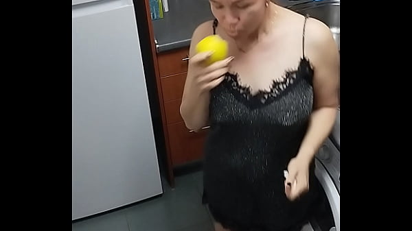 Encuentro a mi suegra tocandose y me dice yerno quiero sentir tu verga dentro de mi culo 