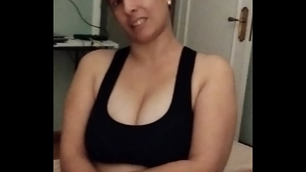 Nadie tiene un par de senos muy ricos y entre ellos paso mi nariz y mi lengua 