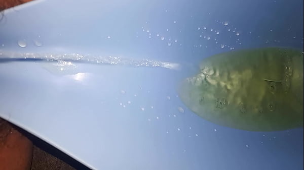 Pisse in Gie&szlig;kanne 