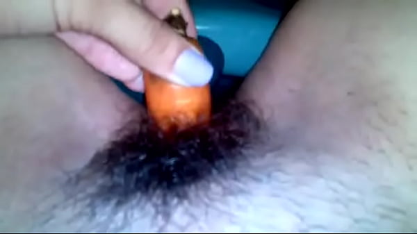 Exnovia masturb&aacute_ndose con zanahoria