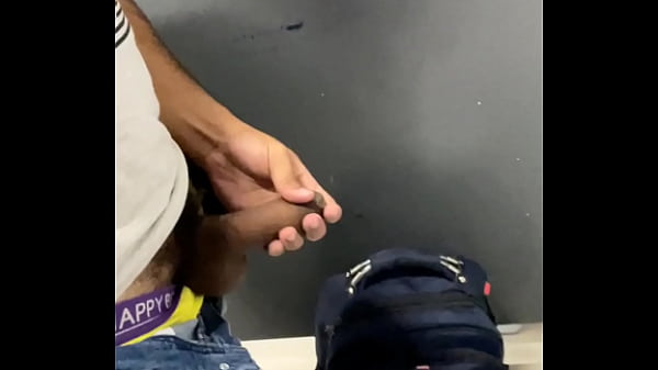 Boy De Joelhos Mamou A Rola Do Vendedor De Balas At&eacute; Gozar No Mict&oacute;rio Do Wc Do Mercado. thumbnail