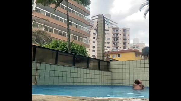 Ele ficou passando a rola dura em mim dentro da piscina 