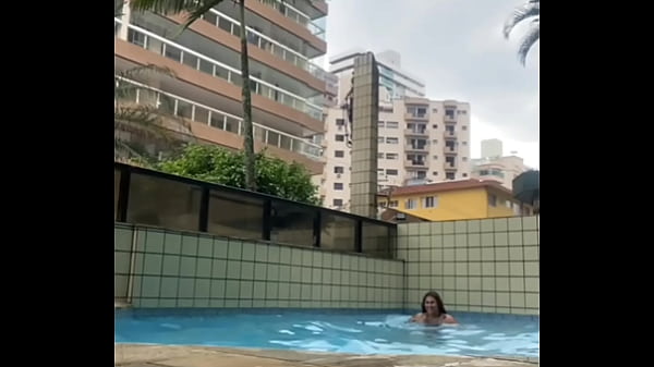 Ele ficou passando a rola dura em mim dentro da piscina 