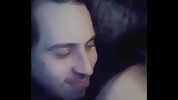 Homem solit&aacute_rio fazendo gestos obscenos induzindo a nova gera&ccedil_&atilde_o a pr&aacute_tica pecaminosa