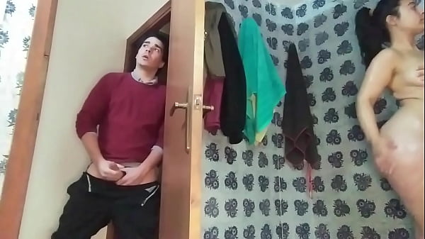 Play MP4 - I catch my stepsister naked in the shower and she invites me to fuck