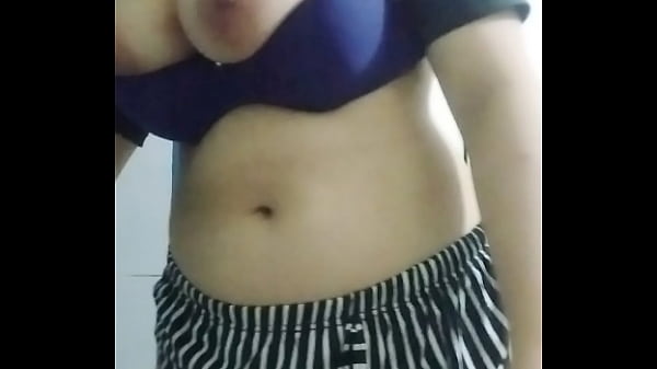 ابو تاليا بيدخل عليها الحمام وعايز ينيكها thumbnail