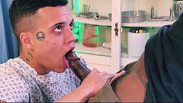 FTM vai no ginecologista e dr fode a buceta dele com seu pau enorme COMPLETO XVIDEOS RED SHEER