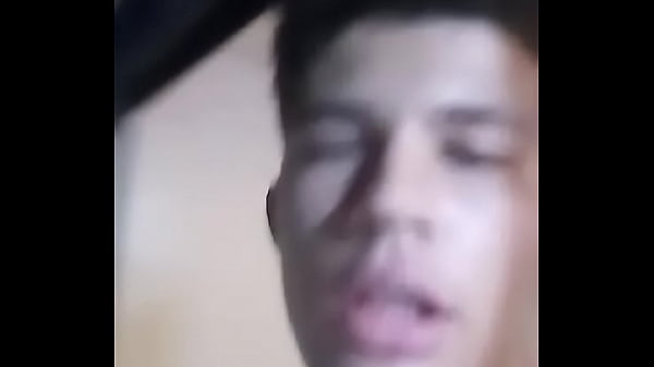Cantando Tim Maia na janela de casa