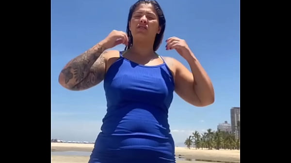 Nonton Casada Chamando Aten&ccedil;&atilde;o Na Praia Biqu&iacute;ni Socado thumbnail