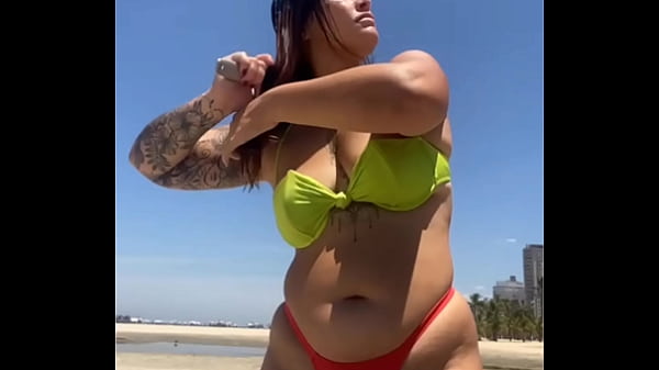 Casada chamando aten&ccedil;&atilde;o na praia com biqu&iacute;ni socado 