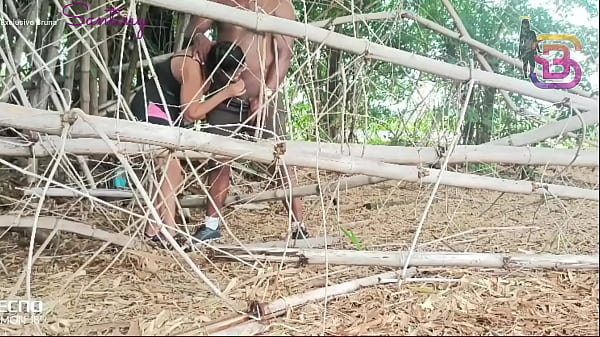 Super dotado comeu a esposa do corno no meio da mata 