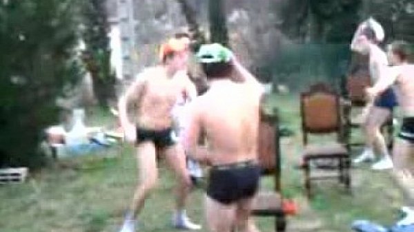 Strip tease it's rain a men musique parodie 