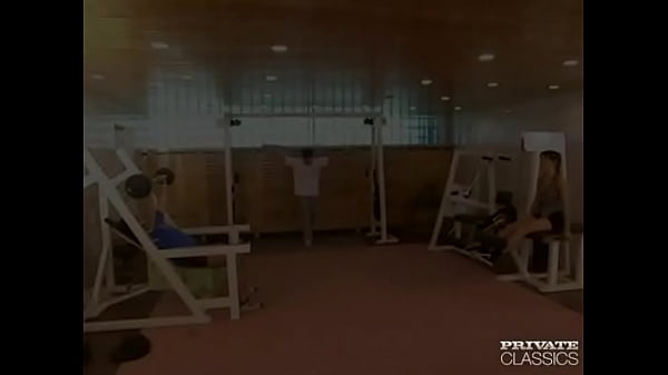 Nonton Sandra Gets A Threesome In The Gym thumbnail