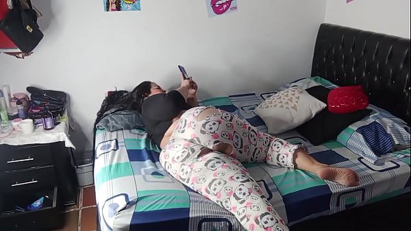 Voy a cobrarle lo del arriendo a la inquilina pero ella tiene otra forma de ajustar cuentas y es dejando que me le folle su co&ntilde;o y sacandome la leche 