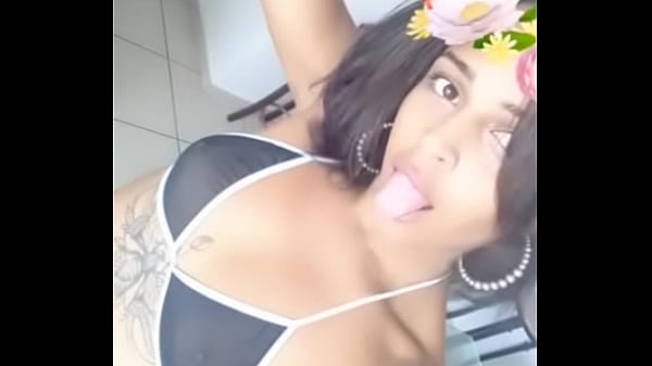 NOVINHA FAMOSINHA PAGANDO PEITINHO EM LIVE @MILGRAUHOTT 