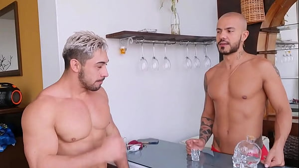 Play MP4 - Fiz amizade com o vizinho parrudo chamando para uma conversa em casa na inten&ccedil;&atilde;o do sexo