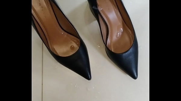 Play MP4 - Querem v&iacute;deo usando salto alto&comma; com consolo grosso no cuzinho igual putinha e gozando nos sapatos da namorada&quest; Deixe seu coment&aacute;rio&excl;&excl;&excl;
