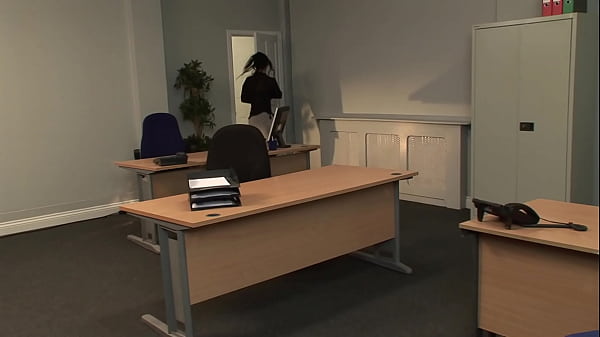 Nonton Kerry Louise Bends Over The Bosses Desk And Takes It From Behind thumbnail