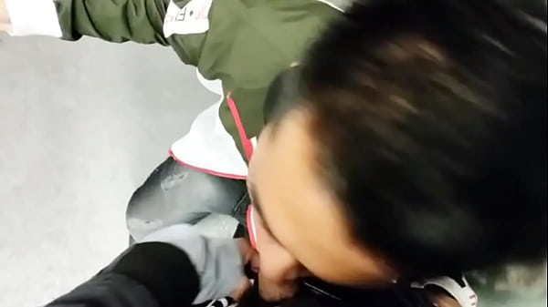 Haciendo Cruising Hasta La Estaci&oacute;n Caf&eacute; Del Metro thumbnail