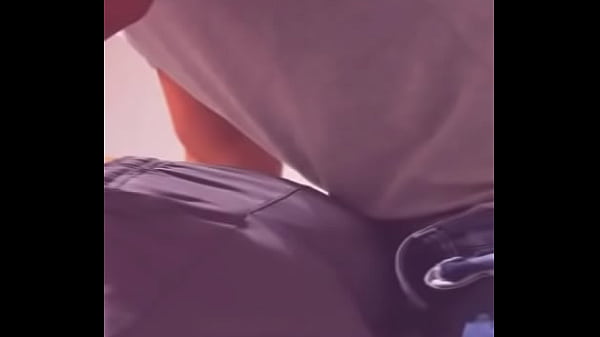 Bailarin de ballet me pone a mamar su polla depsues de unos tragos en el bar 