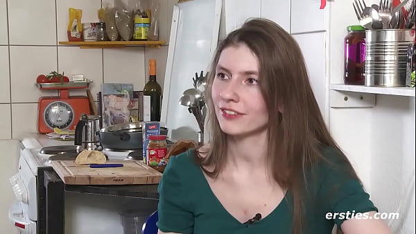 Münchnerin ist zu Besuch_in Berlin und masturbiert