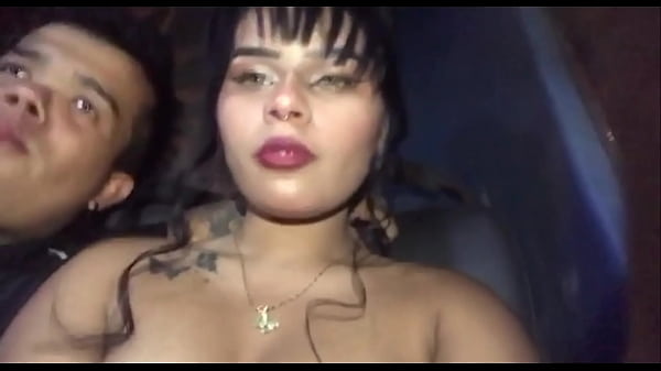 Play MP4 - mientras me acaricio las tetas en la buseta el enano que va delante  me observa se hace al lado m&iacute;o y se lo empiezo a chupar