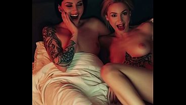 Chicas tatuadas disfrutando generado con ia