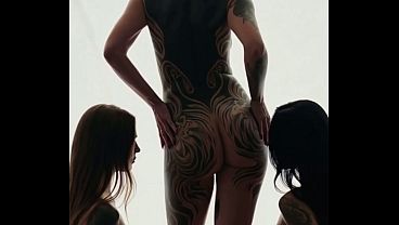 Chicas tatuadas disfrutando generado con ia 