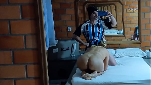 Nonton Gremista Comendo A Hotwife Liberada Pelo Marido thumbnail