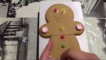 Bagrezuko intenta decorar la galleta de jengibre 