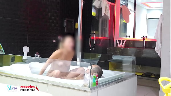 Putaria corre solta na banheira com a esposa do corno