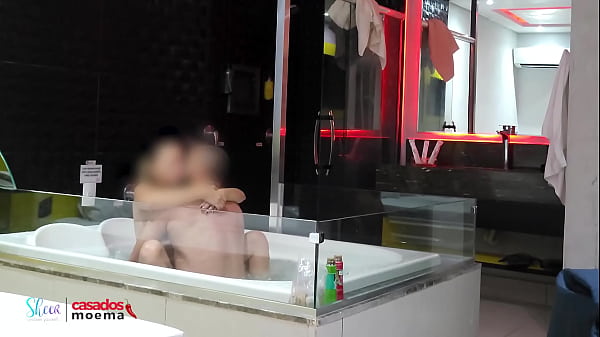 Putaria corre solta na banheira com a esposa do corno 